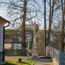 Kříž v Hoštejně za kostelem