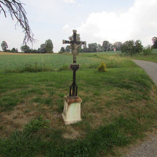 Kříž v severní části Rovné u silnice do Zajíčkova