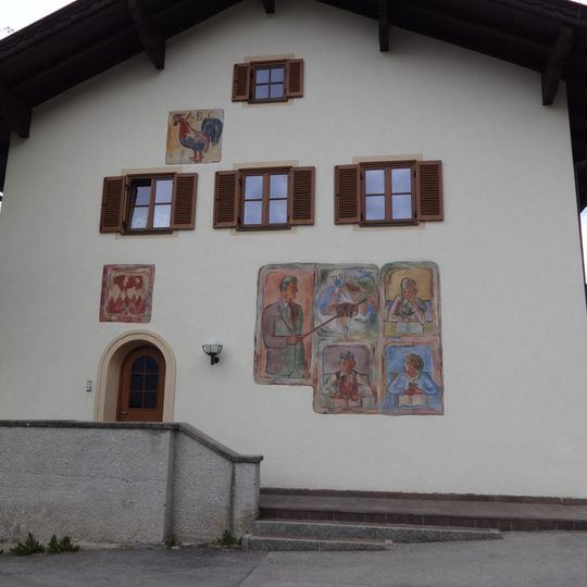 Volksschule mit Wandmalerei