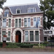 Vrijstaand herenhuis met smeedijzeren hekwerk