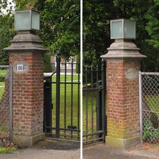 Rusthoek: hekpijlers