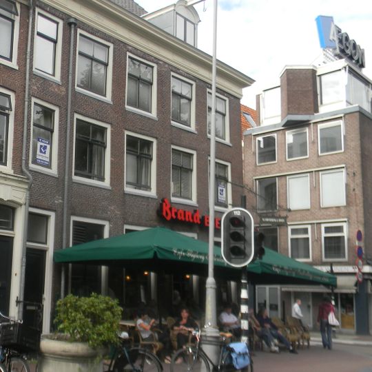 Tot het huizenblok op de hoek van de Utrechtsestraat behorend en daarmee onder gezamenlijk dak liggend huis met gevel onder rechte lijst