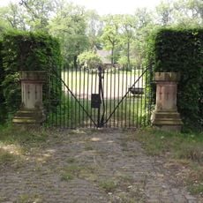 Heeswijk: oostelijke toegang tot het weiland met de kas (voormalige moestuin)