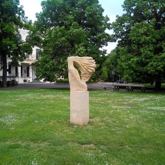 Plastika před městským divadlem v Chomutově