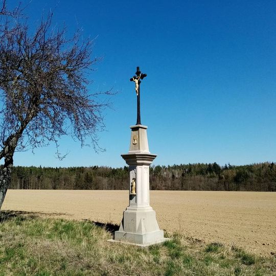 Kříž u Klužínku vedle silnice