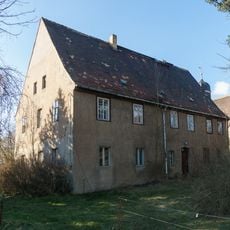 Pfarrhaus, mit Einfriedung und Toranlage des Pfarrhofes Schulstraße 17