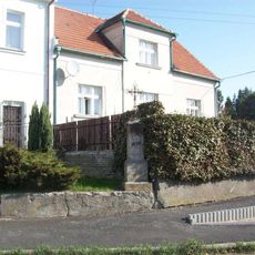 Kříž v Nezvěsticích u silnice