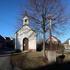 Kříž před kaplí v Podlesí