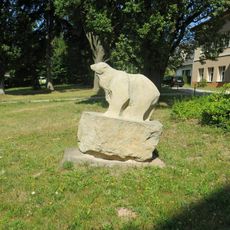 Kamenná plastika jižně od pavilonu 4 nemocnice v Jilemnici
