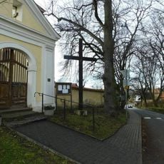 Kříž u kostela v Hrusicích