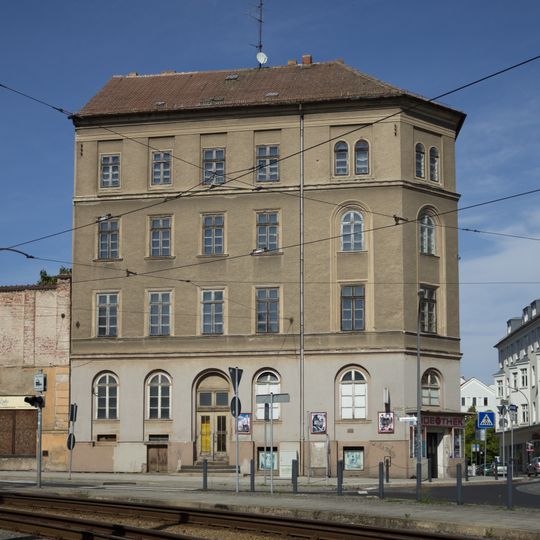 Wohnhaus in geschlossener Bebauung, Eckhaus Bahnhofstraße 33