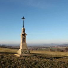 Kříž u Hrábí vedle silnice