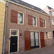 Pakhuis met verdieping en zadeldak. Vormt een geheel met het buurnummer 30