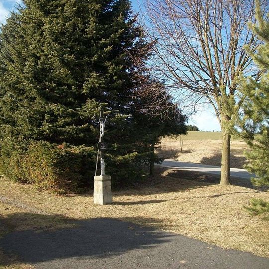 Kříž v Těmicích u bytového domu