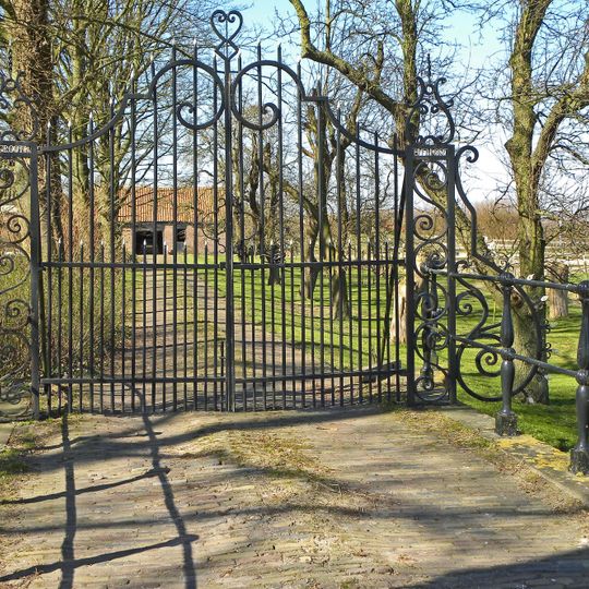 Ijzeren poorthek met ijzeren railing