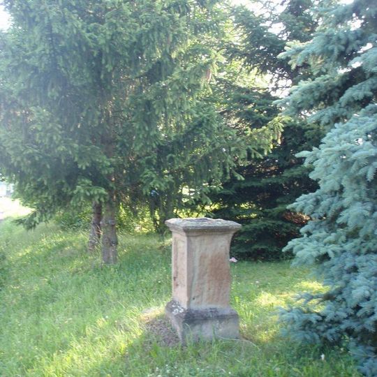 Pamětní kříž u hřbitova v Očihově vlevo