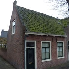 Laag huis met lijstgevel