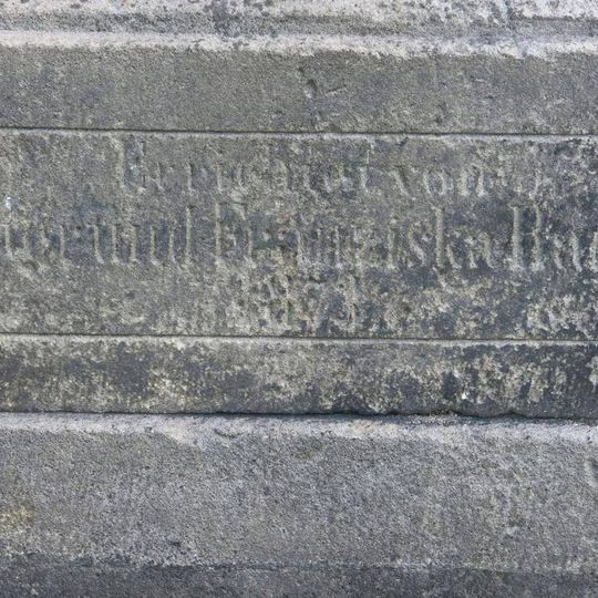 Podstavec vylomeného kříže v zahradě domu 2 v osadě Horní Pihel