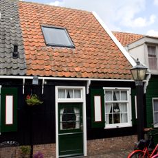 Houten huis in het verlengde van het vorige