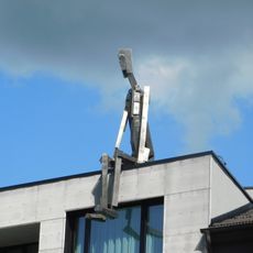 Kovová socha na hotelu Fabrika v Humpolci