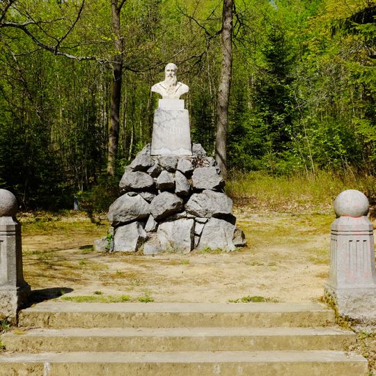 Jahnův pomník u cesty na rozhlednu Háj