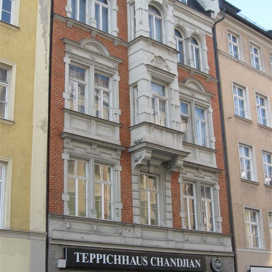 Geschäfts- und Mietshaus