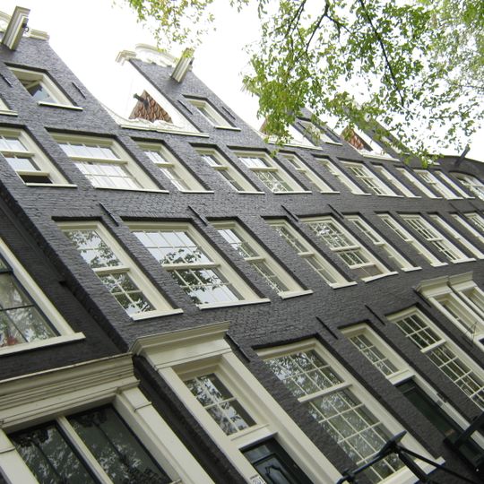 Pand met halsgevel met geruite vleugelstukken en alliantiewapen in de afdekking