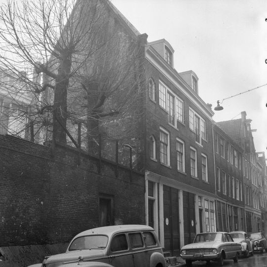 Koetshuis met beneden- en bovenwoning onder dwars dak