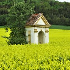 Kaplička v poli severně od Velenic