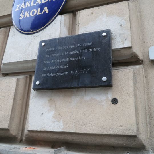 Pamětní deska záplav v roce 2002 na budově Základní školy Jiřího Gutha-Jarkovského