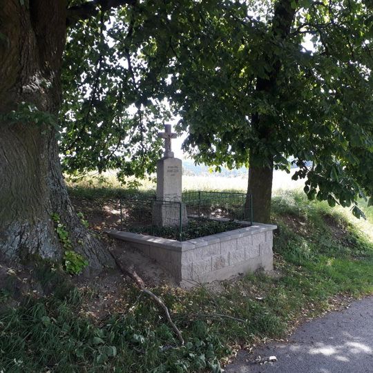 Kříž západně od Velké Chyšky směrem k fotbalovému hřišti