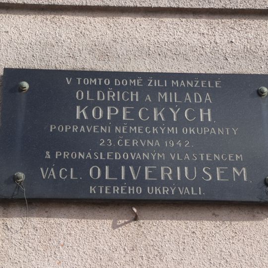Pamětní deska Oldřicha Kopeckého, Milady Kopecké a Václava Oliveriuse v Golčově Jeníkově