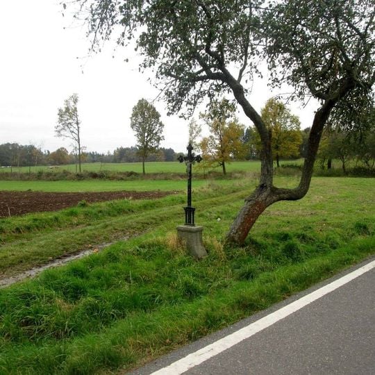 Kříž jižně od Bezděkova u rozcestí