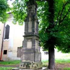 Sloup u kostela Zvěstování Panny Marie v Berouně