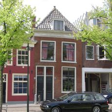 Pand van parterre en verdieping met hoog schilddak