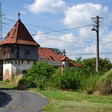 Historický holubník ve dvoře statku v Malých Krhovicích