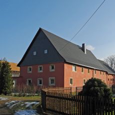 Wohnstallhaus, Seitengebäude sowie zwei Torpfosten und Sandsteintrog eines Dreiseithofes Dorfstraße 26