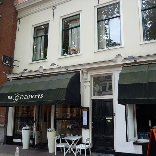 Gepleisterd huis met rechte lijstgevel en muurankers