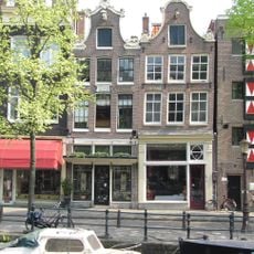 Pand met klokgevel met gevelsteen