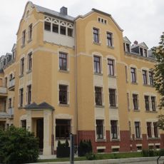 Mietshaus in Ecklage mit Vorgarten und Resten der Einfriedung (bauliche Einheit mit Luisenstraße 1) Luisenplatz 13