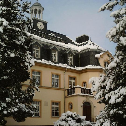 Schulgebäude mit drei Baukörpern Friedrich-Schiller-Straße 21