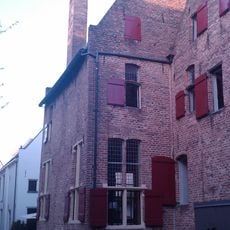 Fors gepleisterd pand aansluitend bij het kloostercomplex