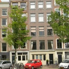 Pand met gevel gewijzigd 19 en 20e eeuw onder rechte lijst