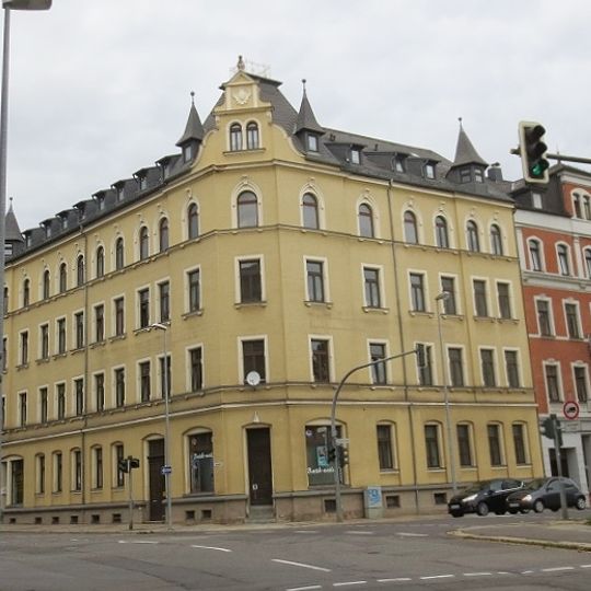 Mietshaus in geschlossener Bebauung in Ecklage mit Läden Bergstraße 58