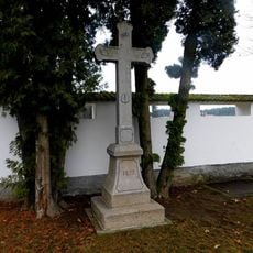 Kříž u hřbitova v Bernarticích
