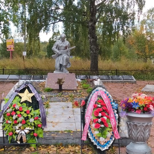 Братская могила советских воинов, погибших в боях с фашистскими захватчиками