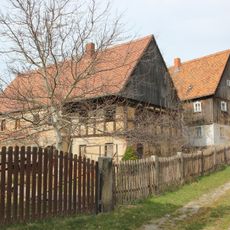 Südliches Wohnstallhaus, nördliches Seitengebäude und westliche Scheune eines Dreiseithofes Meschwitz 18a