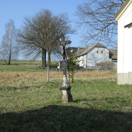 Kříž v Mirotíně u kaple
