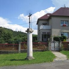Kříž ve Vlčicích u křižovatky