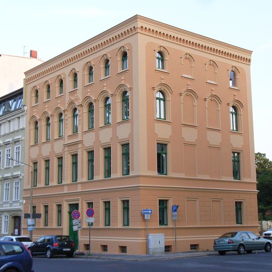 Wohnhaus in geschlossener Bebauung, Eckhaus, zur Augustastraße frei stehend Augustastraße 1
